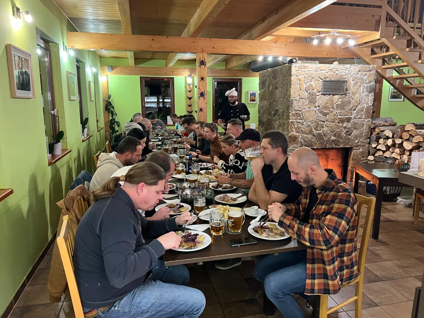 Společná večeře skupiny v restauraci Penzionu Putim