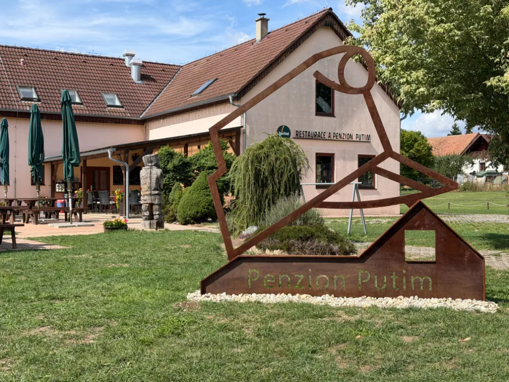 Fotopoint v areálu před budovou Penzionu Putim