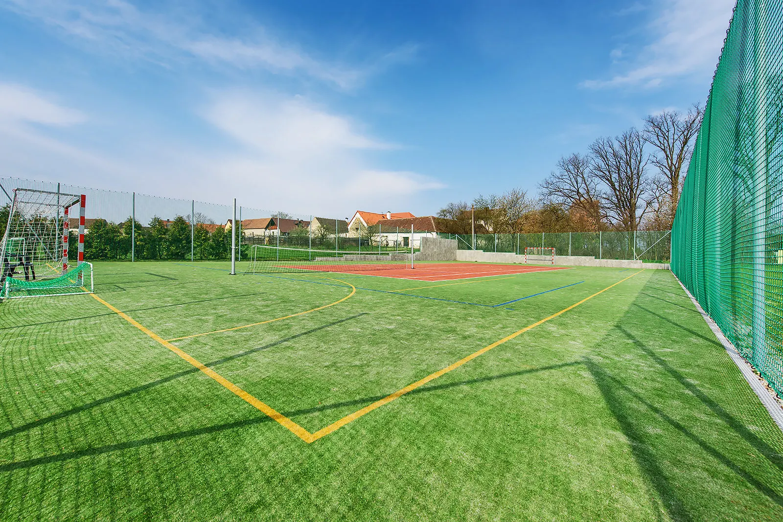 Oplocené víceúčelové sportovní hřiště s umělým povrchem
